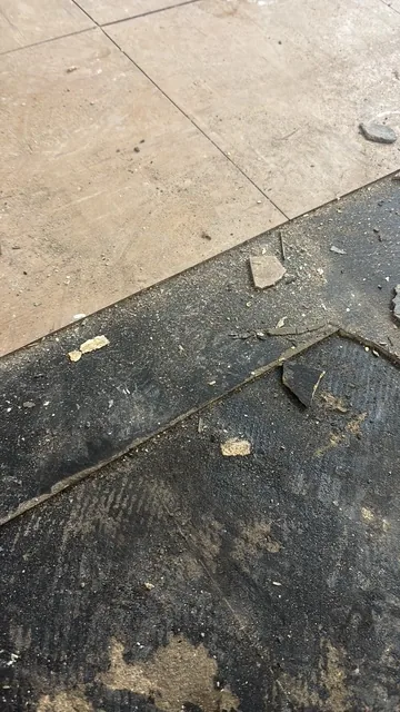 Black bitumen mastic floor removal in a N10 flat